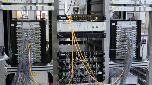 我国科研团队发布第四代量子计算测控系统